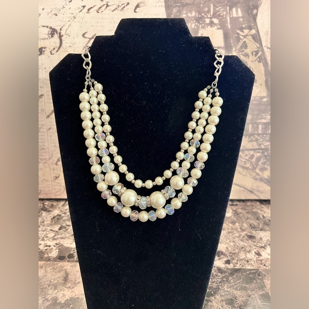Elegant Pearl Necklace EUC - Picture 3 of 7